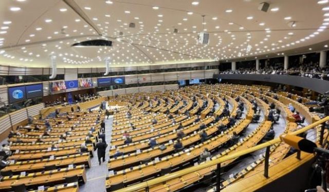 AP'de yolsuzlukla suçlanan milletvekillerine yönelik iddialar netleşiyor