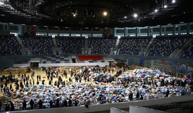 Azerbaycan halkından Türkiye'ye yardım seferberliği