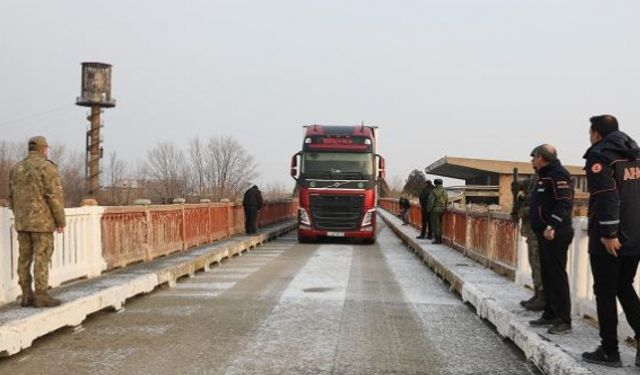 Ermenistan sınır kapısı, 35 yıl sonra deprem bölgesine yardım için açıldı
