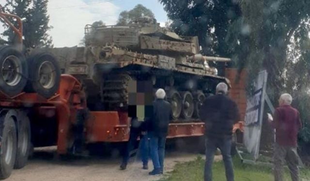 İsrail'de iki emekli asker tank çalıp üzerine "demokrasi" yazdı