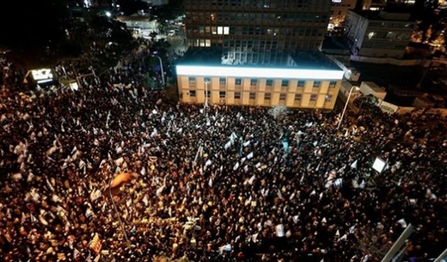 İsrail'de on binlerce kişi Netanyahu hükümetini protesto etti