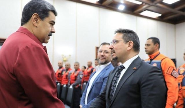 Maduro'dan Türkiye'de arama kurtarma çalışmalarına katılan ekibe madalya
