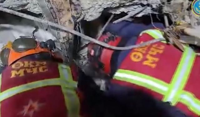 Rus, Belarus ve Kırgız ekipleri 160 saat sonra enkaz altından bir kişiyi kurtardı
