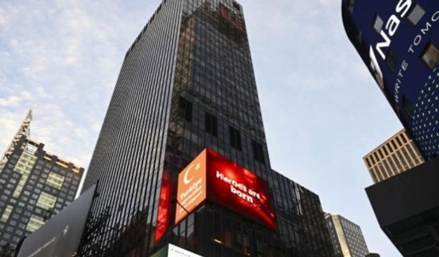 Times Meydanı'nda Türkiye'deki depremlerde hayatını kaybedenler için mesajlar yayınlandı