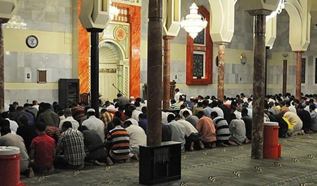 Granada'da Müslümanlar Ramazanı hilalle karşıladı