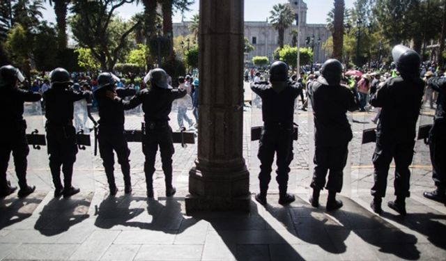 Peru karıştı, onlarca yaralı var