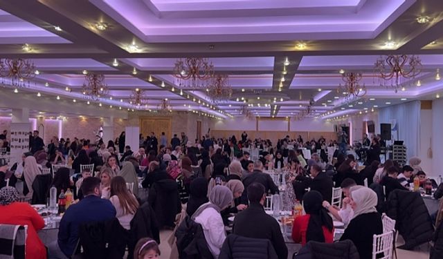 Hollanda'daki iftarda deprem yardımı toplandı
