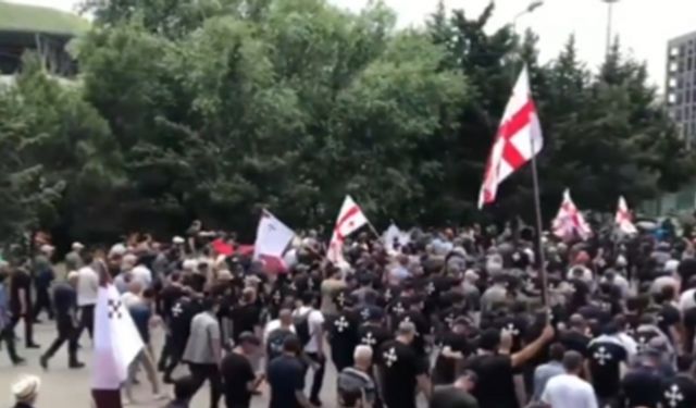 Gürcistan'da halk sapkın festivali bastı