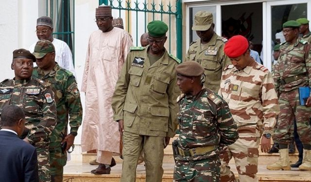 Nijer ECOWAS'a kafa tuttu, havaalanını kapattı savaş yaklaşıyor mu?