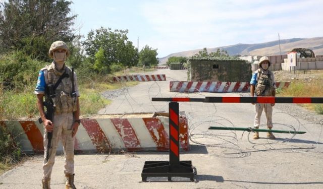 Azerbaycan yardım TIR'larına yol verdi