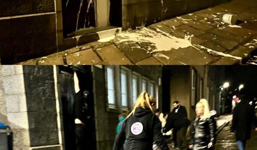İskoçya'da camiye boyalı saldırı