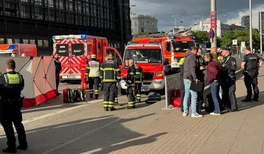 Almanya'da bıçaklı saldırı, 12 kişi yaralandı