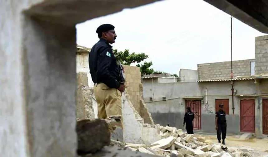 Pakistan'da okul servisine bombalı saldırı