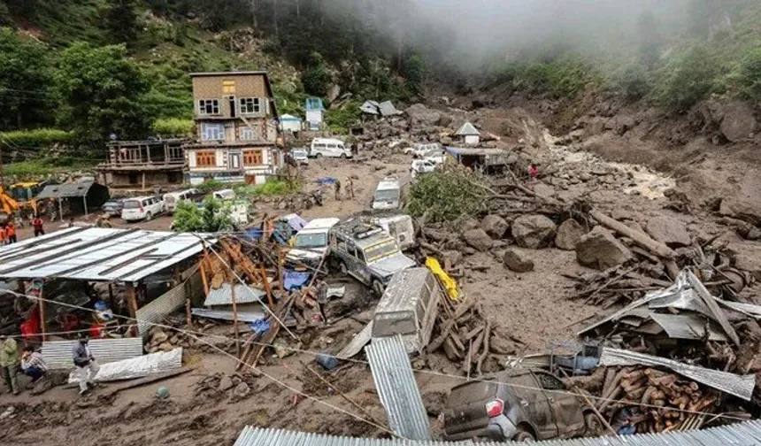 Hindistan'ı sel vurdu: 60 ölü ve yüzlerce kayıp var