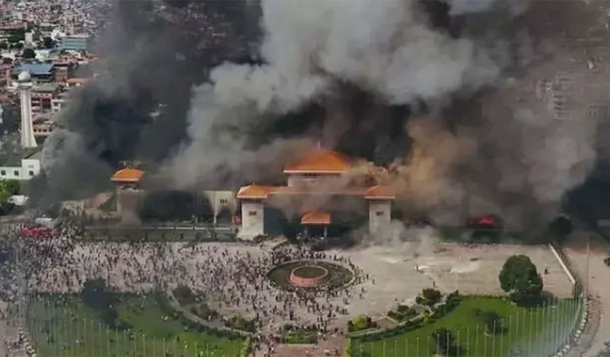 Asya ülkesi karıştı: Hükümet yıkıldı, Meclis binası ateşe verildi