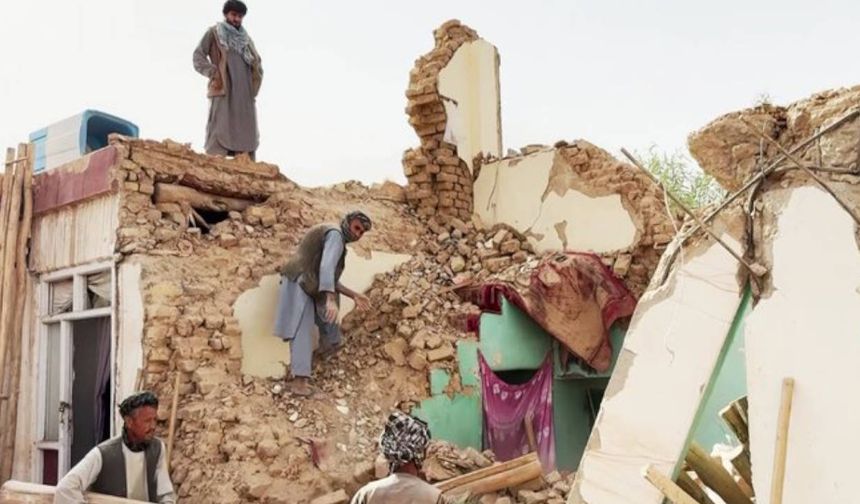 Afganistan'ı vuran depremde en az 20 kişi öldü
