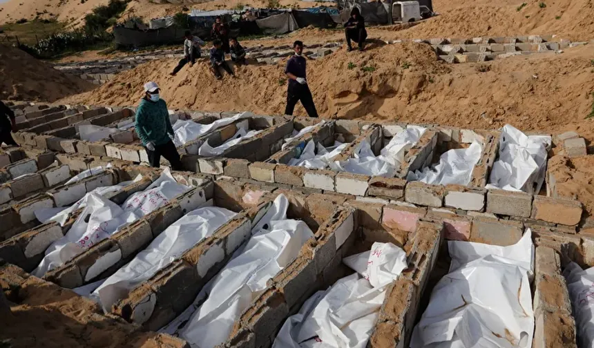 Kimlikleri tespit edilemeyen 53 Gazzeli toprağa verildi