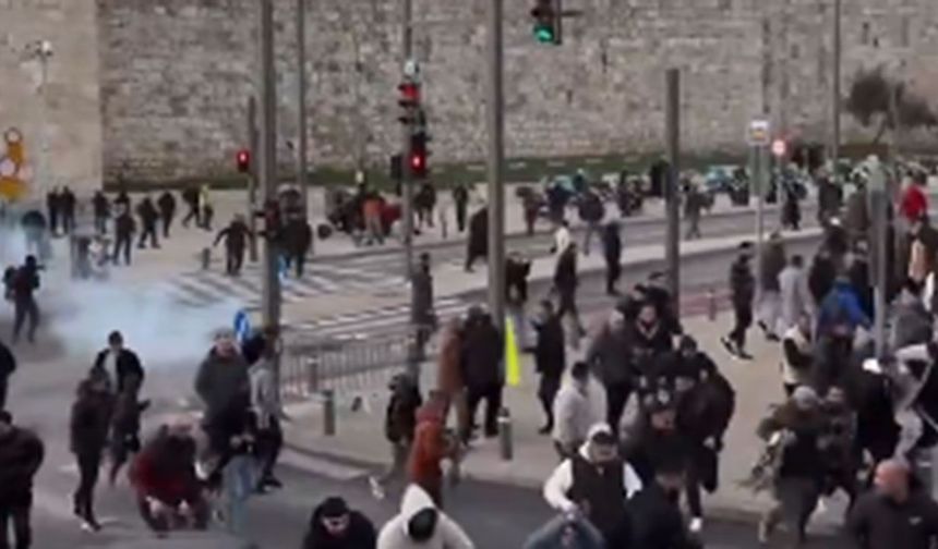 Mescid-i Aksa 60 yıl sonra bayram namazına kapatıldı, işgal güçleri namaza gelenlere saldırdı