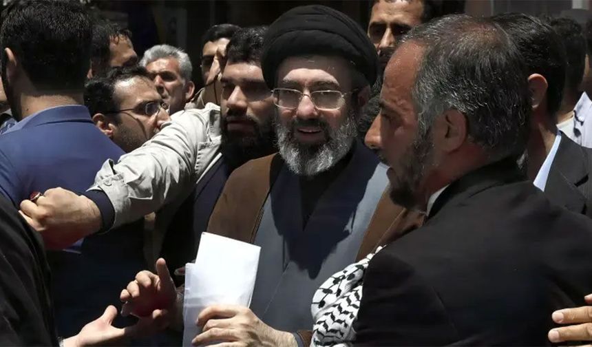 İran yeni dini liderini dünyaya duyurdu