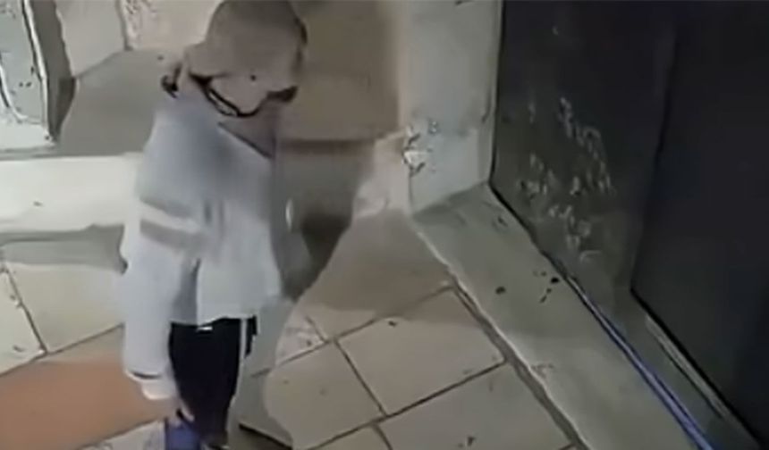 Siyonist bir işgalci Kudüs’te Katedrale tükürürken görüntülendi