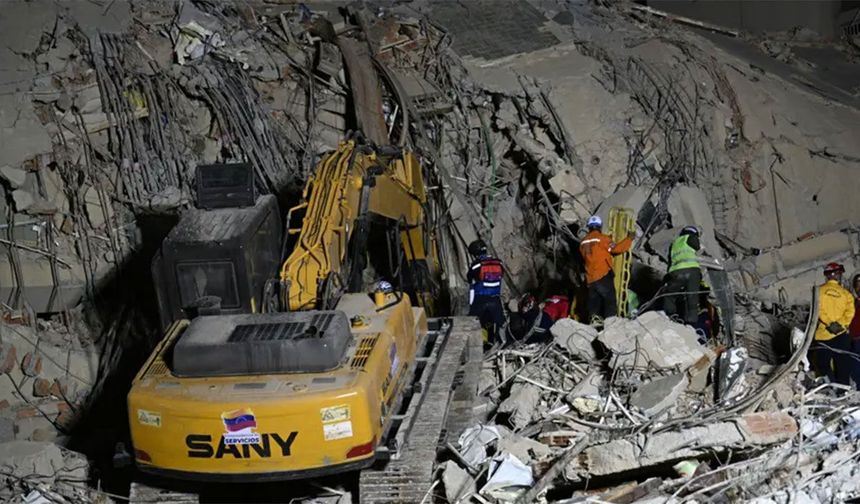Depremde can kaybı 920'ye yükseldi, 50 binden fazla kişi kayıp