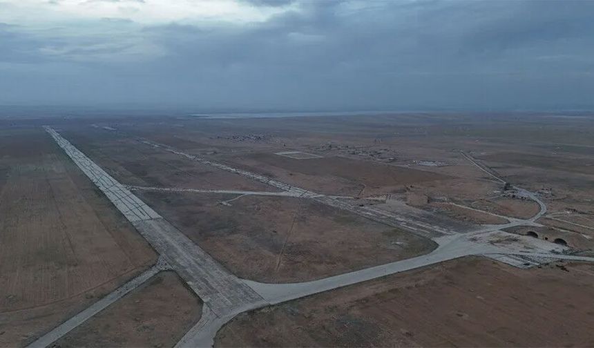 İsrail uçakları Türkiye sınırına yakın havaalanını bombaladı