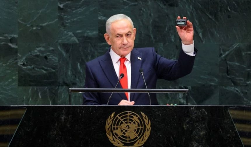 Netanyahu elindeki bombalı cihazla kimi tehdit etti?