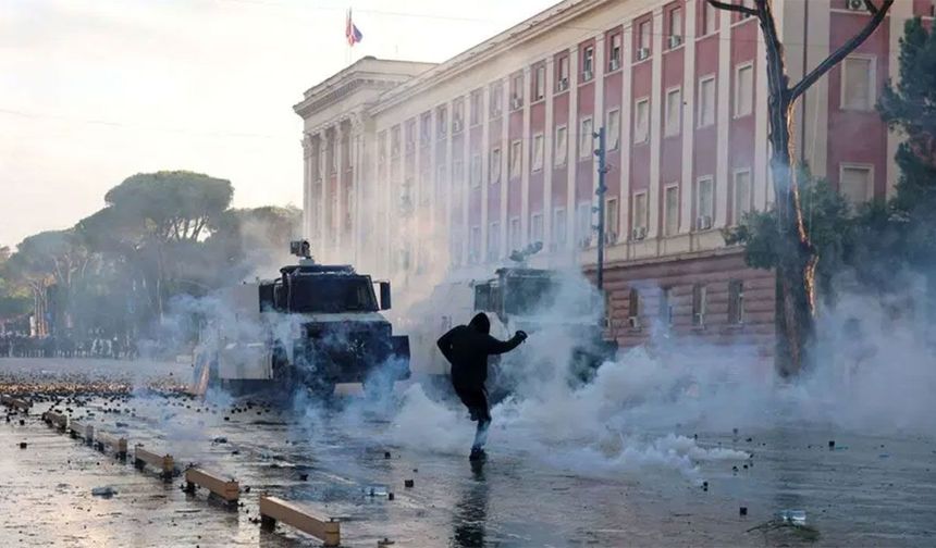 Arnavutluk'ta sokaklar karıştı, karakol ateşe verildi