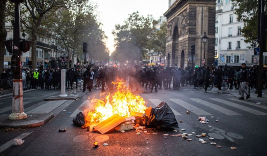 Fransa'da protestolar ülke geneline yayıldı: 2 bin 397 gözaltı, Macron'dan gösteri yasağı açıklaması