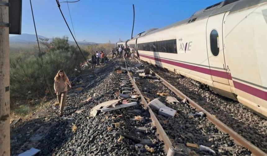 İspanya'daki iki tren kazasında onlarca can kaybı var