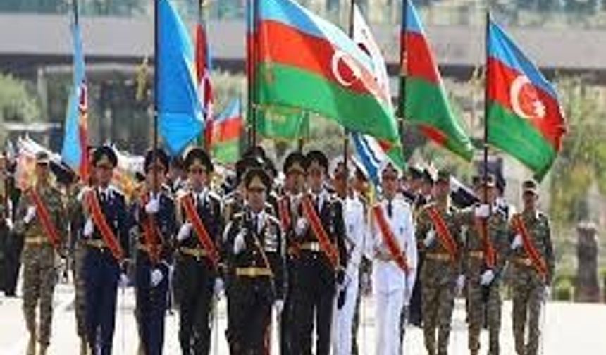 Rusya Devlet Başkanı Vladimir Putin, Ermenistan ile ortak ordu grubunun oluşturulmasını öngören anlaşmayı geçtiğimiz Temmuz ayında onayladı. Söz konusu anlaşma, taraflar arasında 30 Kasım 2016’da Moskova’da imzalanmış, ardından da onaylanmak üzere iki ülkenin parlamentolarına gönderilmişti.

Anlaşma ile kurulacak ortak ordu grubunun temel görevi, Rusya veya Ermenistan’a yapılacak olası bir silahlı saldırıyı “tek strateji ve tek plana göre” püskürtmek. Bunun için ortak bir komuta merkezi kurulacak.
Erivan ile Moskova arasındaki stratejik ortaklığa yeni bir boyut kazandıracak anlaşma gereğince, uygulamadaki yetkili kurumlar her iki ülkenin savunma bakanları olacak. Ayrıca, ortak grupta yer alan asker sayısı, siyasi durum analiz edilerek ve potansiyel tehditler dikkate alınarak taraflarca birlikte belirlenecek.