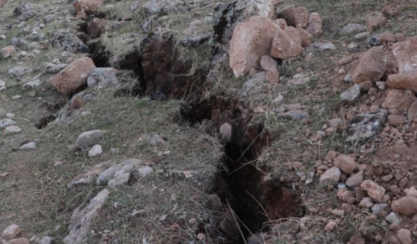Bölgede yol yapım işinde çalışan işçilerden Bülent Dayan, AA muhabirine yaptığı açıklamada, depremden yaklaşık 45 dakika önce çatlaklardan buhar çıktığını gördüğünü söyledi.
