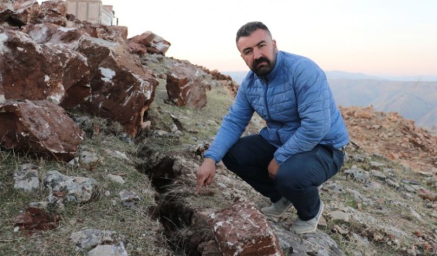 Yol yapım çalışmalarının yapıldığı bölgede daha önce gözlenen çatlaklar, deprem sonrasında derin ve uzun yarıklara dönüştü.