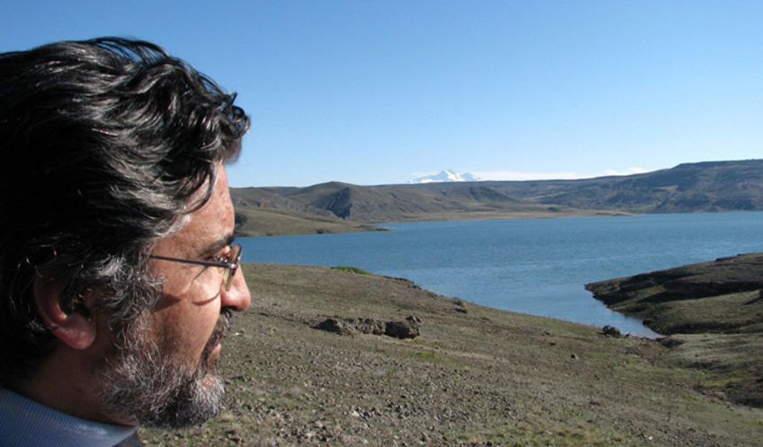 Tavizsiz bir entelektüel: Akif Emre