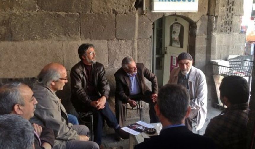 Oruca saygı göstererek toplumsal dayatmaları alt üst ediyordu.. Paradigmaya kafa tutan simitçi - Akif Emre