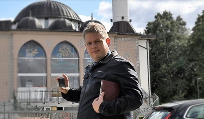 İsveç'te aşırı sağcı Paludan, polis korumasıyla Kur'an-ı Kerim yaktı