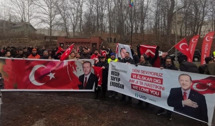 İsveç'te terör örgütü PKK/YPG destekçilerinin provokasyonuna ve Kur'an-ı Kerim yakılmasına protesto