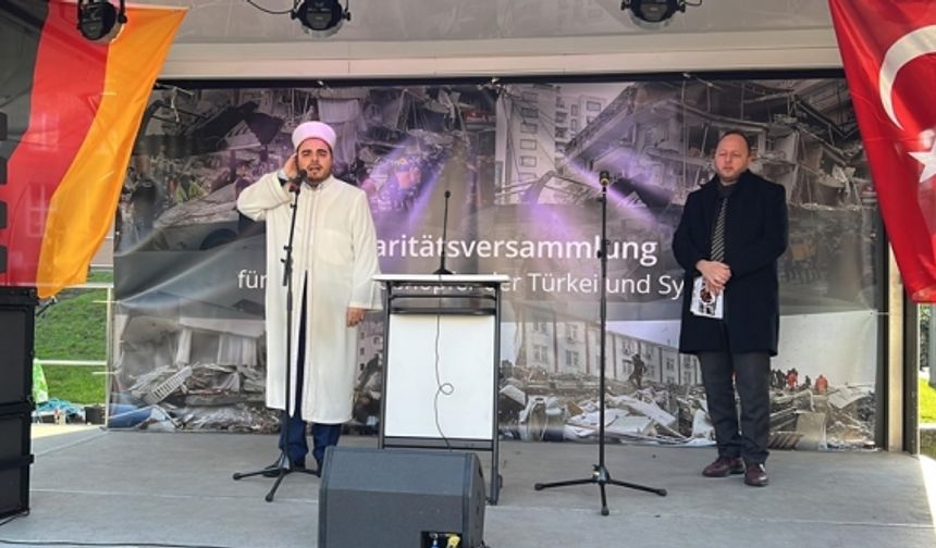 Köln'de Türk ve Almanlar Türkiye'deki deprem mağdurları için bir araya geldi