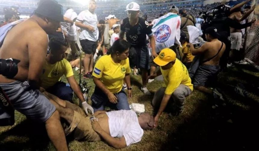 Tribünlerde izdiham çıktı, 12 kişi öldü