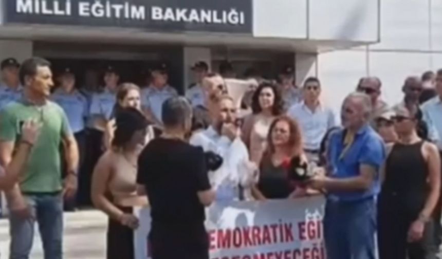 KKTC'de İslam karşıtı bir grup öğretmen eylem yaptı