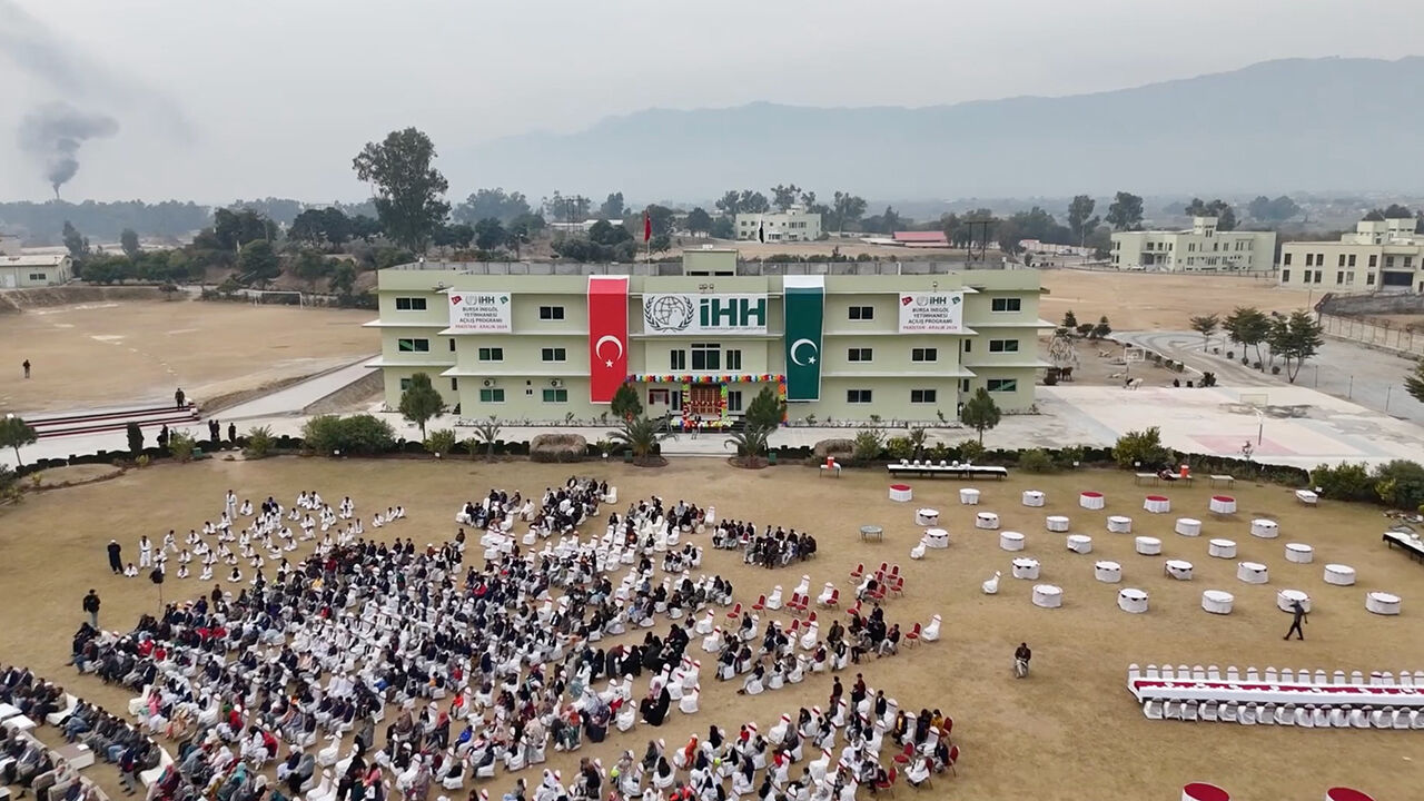 Türk hayırseverler Pakistan'da yetimhane açtı