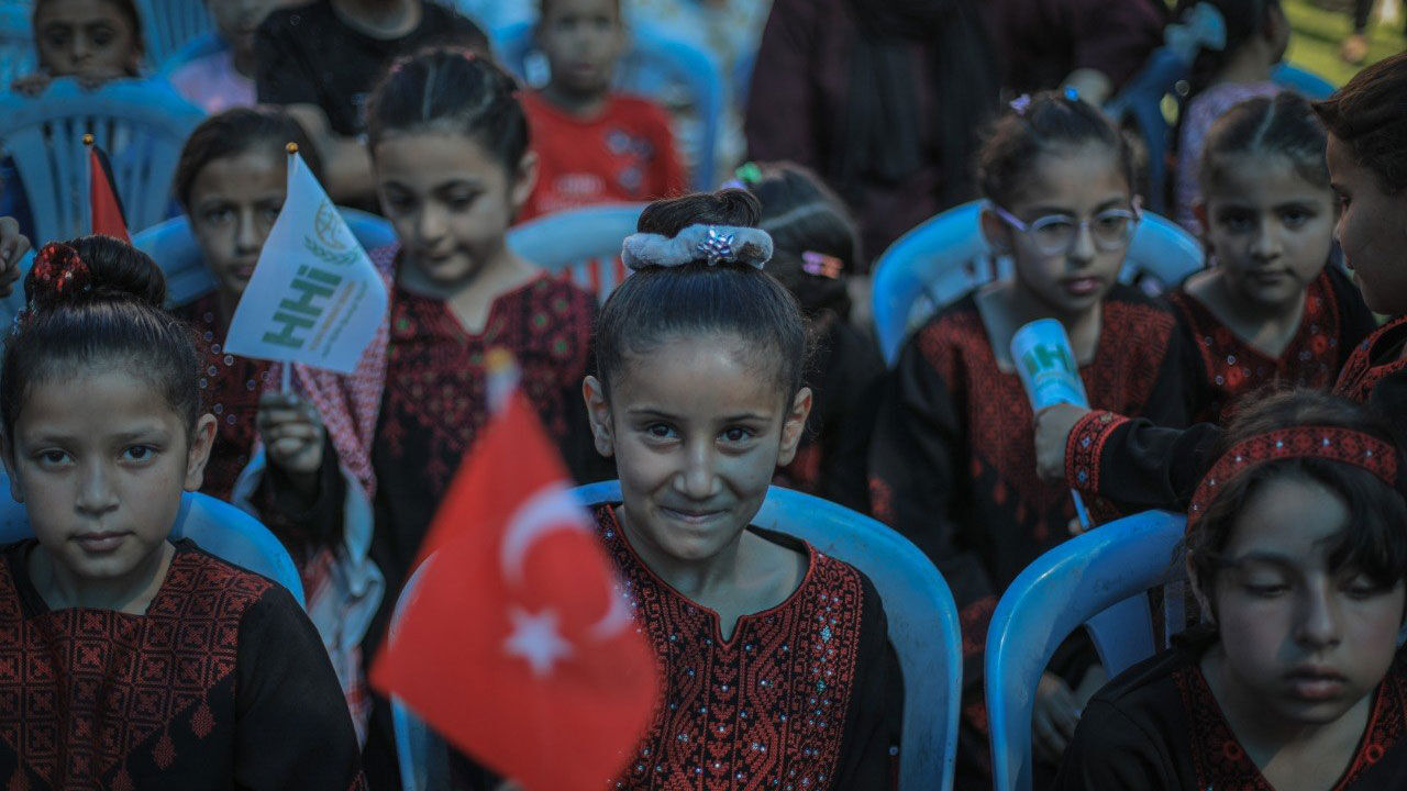 İ H H Gazze’de Sahra Okulu Açtı 1