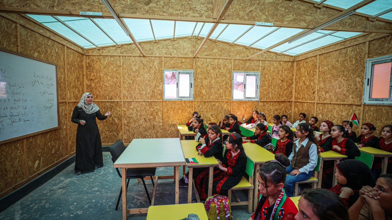 İ H H Gazze’de Sahra Okulu Açtı 8