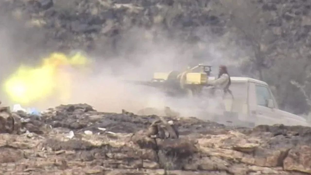 Husiler Yemen'de askeri kampı balistik füzelerle vurdu: 53 asker öldü