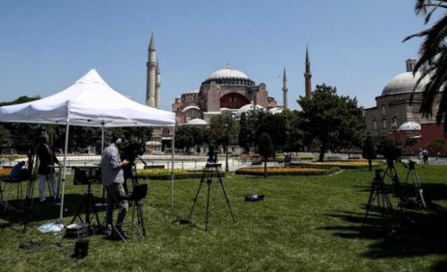 Danıştay İdari Dava Daireleri Kurulu, Dairenin bu kararını onamıştı. Dernek, 2016&#039;da tekrar Danıştay&#039;a dava açmıştı.

Derneğin, Anayasa Mahkemesine yaptığı bireysel başvuru hakkında ise 2018&#039;de karar verilmişti. Yüksek Mahkeme, Ayasofya&#039;nın namaz kılınması için ibadete açılması yönündeki talebin reddedilmesi nedeniyle din ve vicdan hürriyetinin ihlal edildiği iddiasıyla yapılan başvuruyu, &quot;incelenmeksizin kişi bakımından yetkisizlik&quot; nedeniyle kabul edilemez bulmuştu.